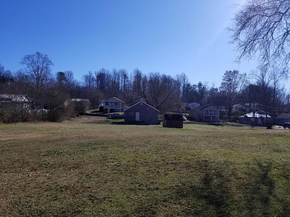 2nd image of 905 Spring Dr