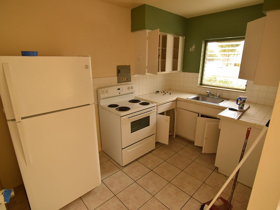 2nd image of 2615 SW 22nd Ave APT 2