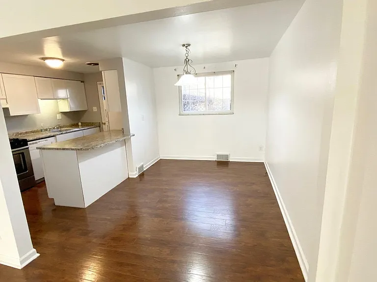 611 Division Ave — Photo 2