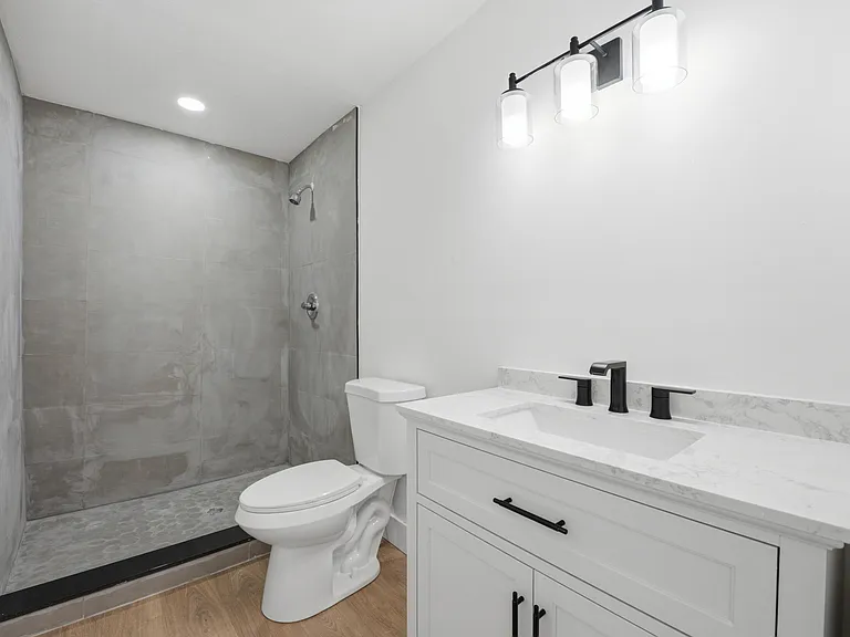 7318 NW 75th St — Photo 18