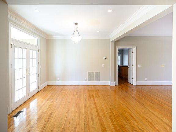 4th image of 1010 Plantation Point Dr