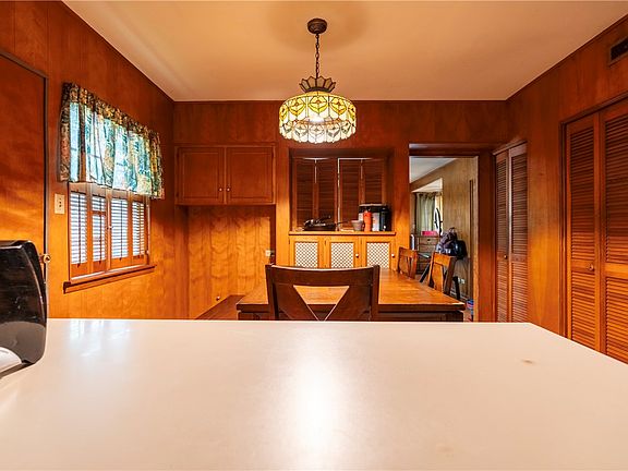 4th image of 110 Barton St
