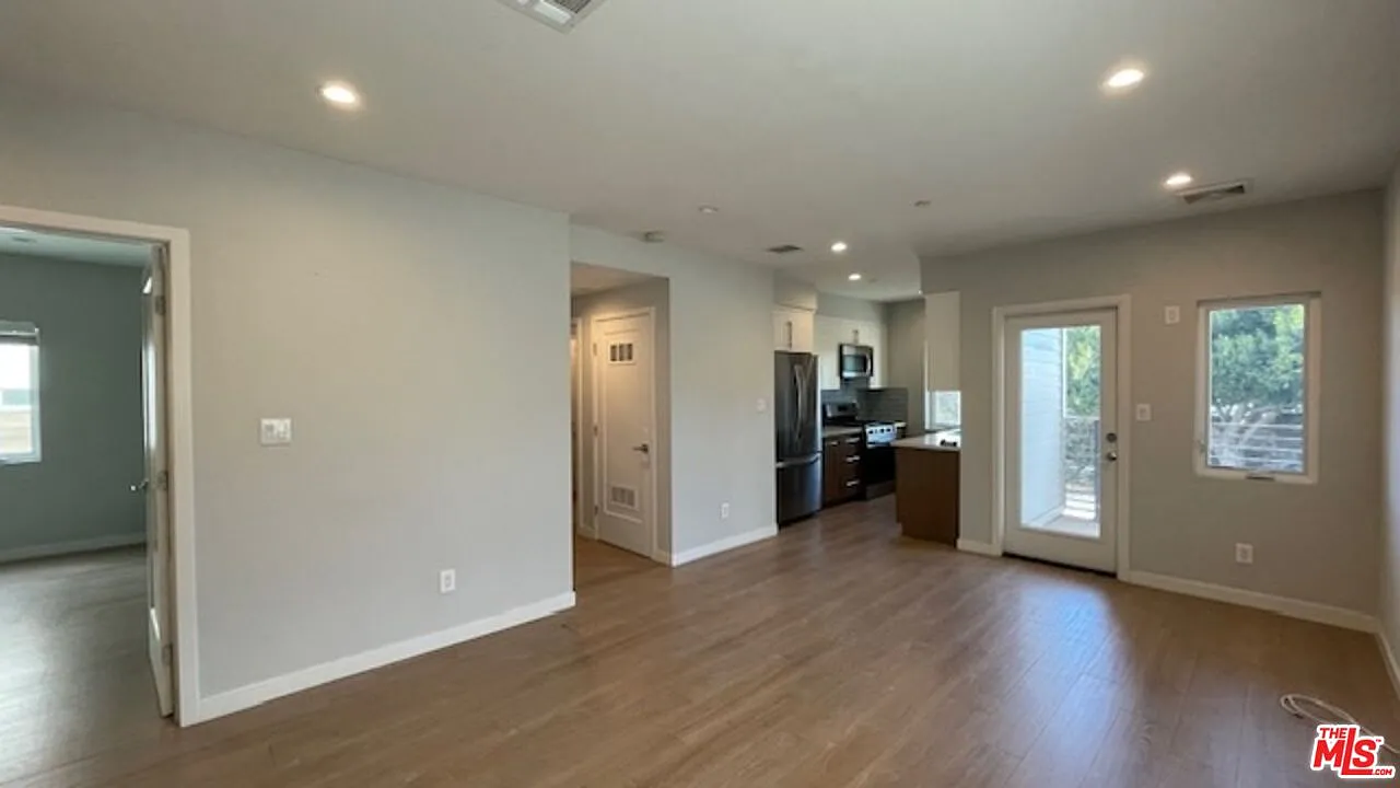 2 bed, 2.0 bath, 997 sqft, $3,150 — Photo 4
