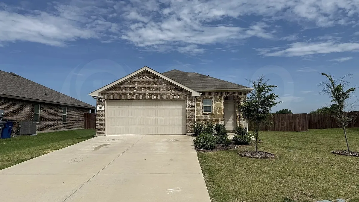 3 bed, 2.0 bath, 1565 sqft, $1,995 — Photo 2