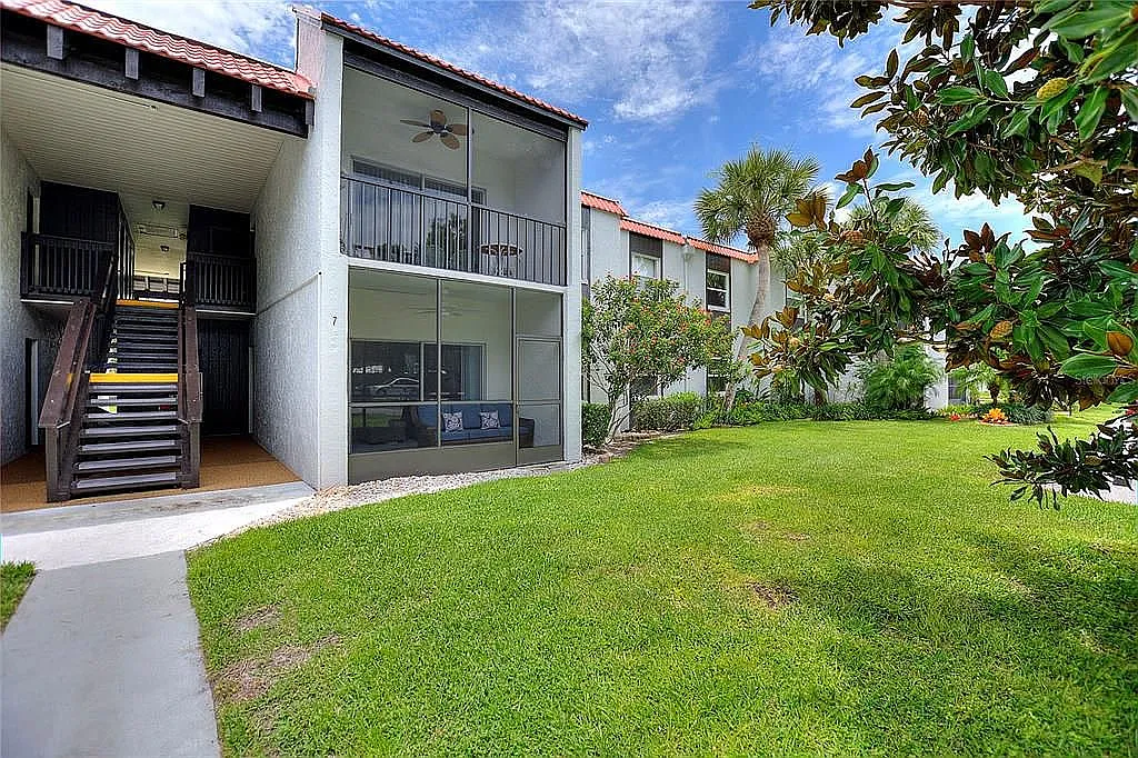 2 bed, 964 sqft, $2,000 — Photo 1