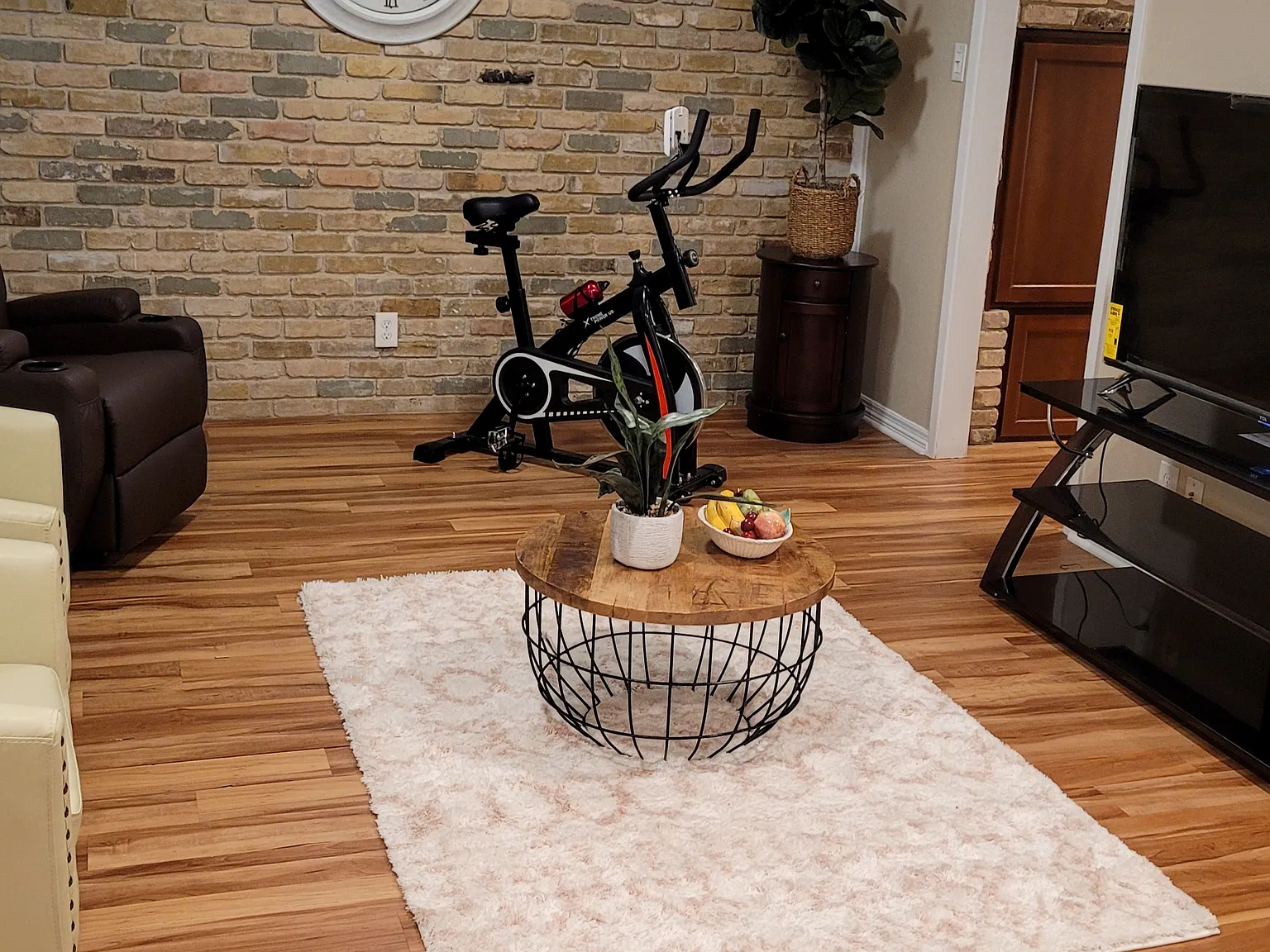 4 bed, 1969 sqft, $2,400 — Photo 3