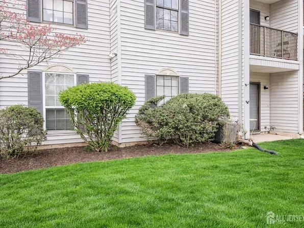 15 Fisher Dr, Franklin Park, NJ 08823