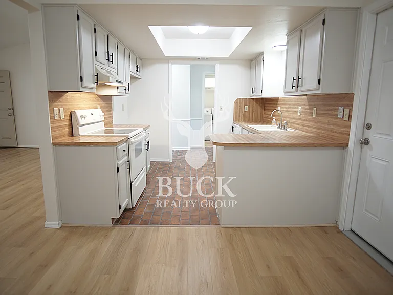 1628 Kavel Dr — Photo 9