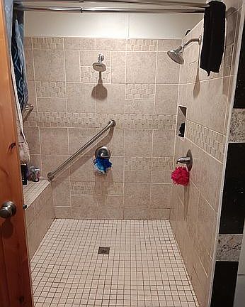 Walk in double head shower