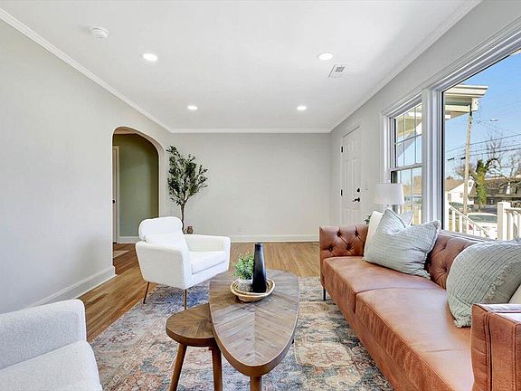 5th image of 109 S Lovell Ave