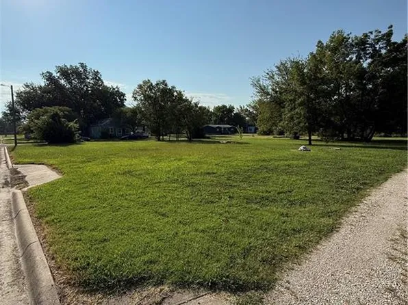 402 S 4th St, Iola, KS 66749