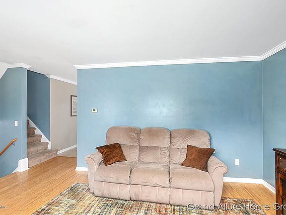 5th image of 520 Fairway Dr NW