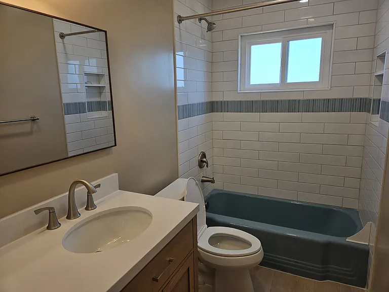 Tub/shower bathroom