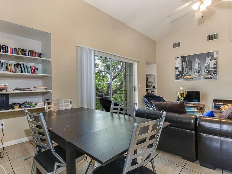 1023 W 24th St #902 — Photo 2