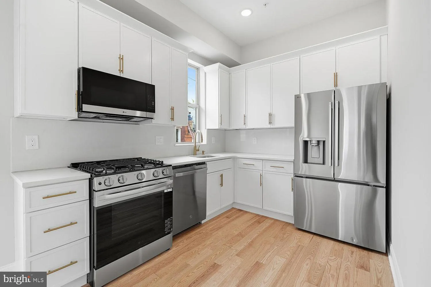 4 bed, 3.0 bath, $3,300 — Photo 2