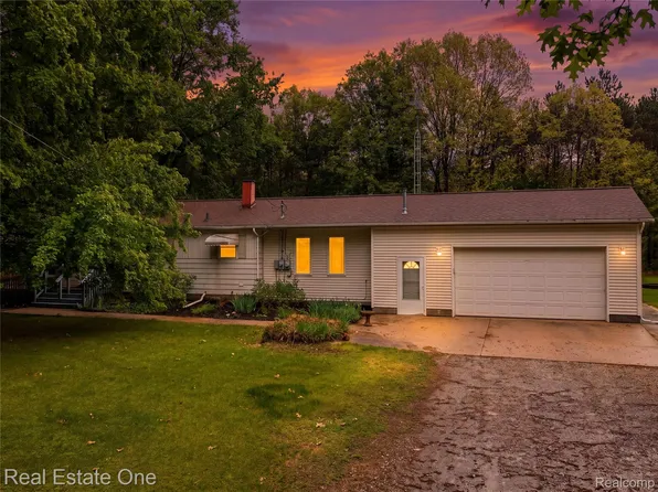 9715 Galatian Dr, Whitmore Lake, MI 48189