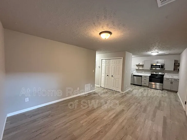 1306 E McDaniel St #7 — Photo 3
