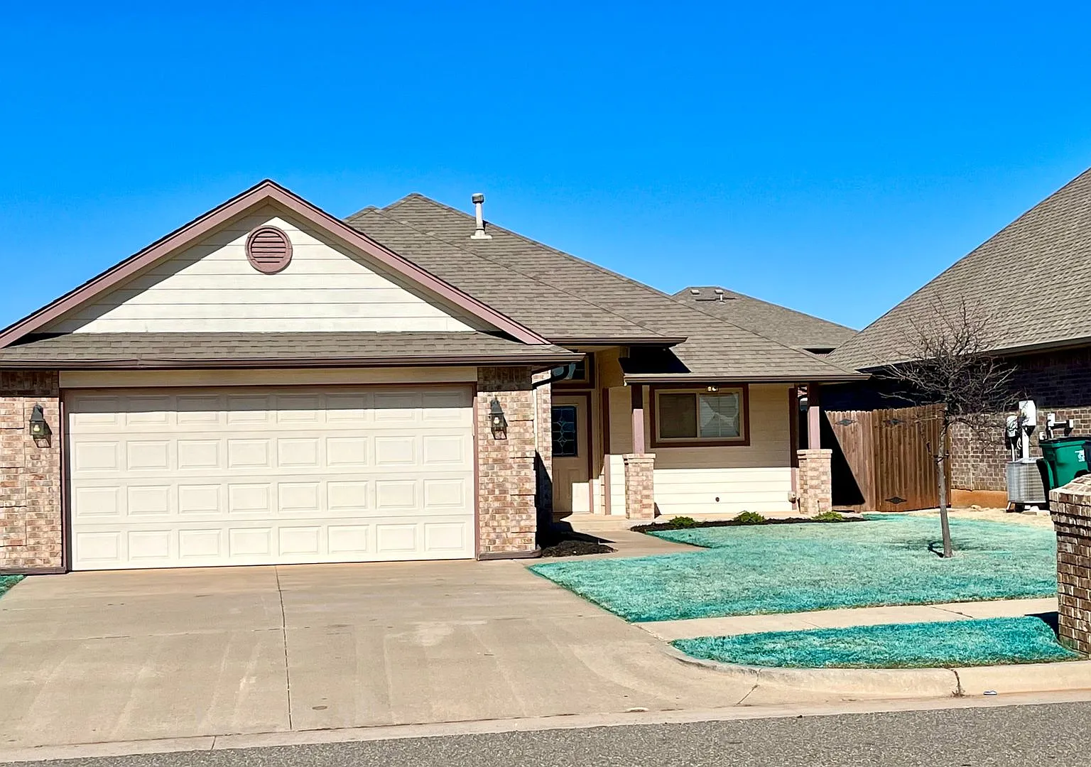 Cute 4 Bedroom With Storm Shelter — Photo 1