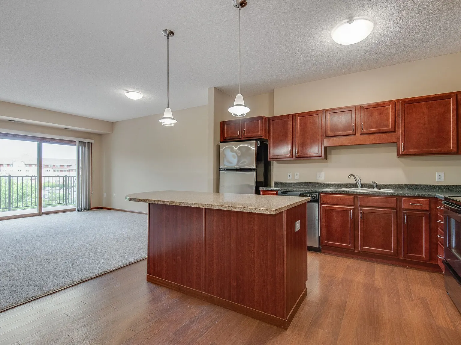 Oaks Glen Lake Apartments — Photo 4