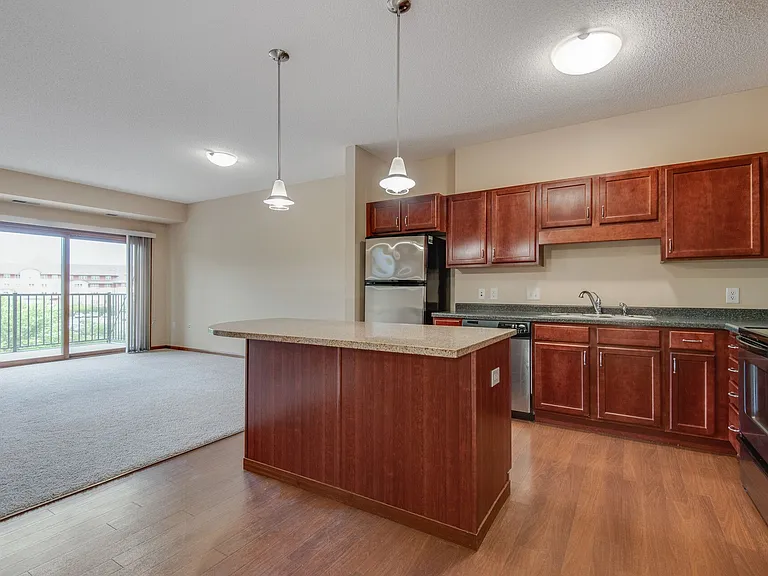 Oaks Glen Lake Apartments — Photo 4