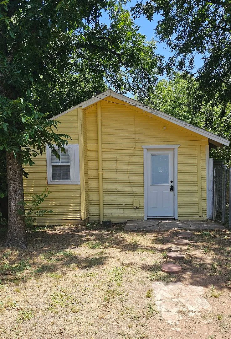 One Room! Efficiency Unit! 1/1; Water Paid! — Photo 2