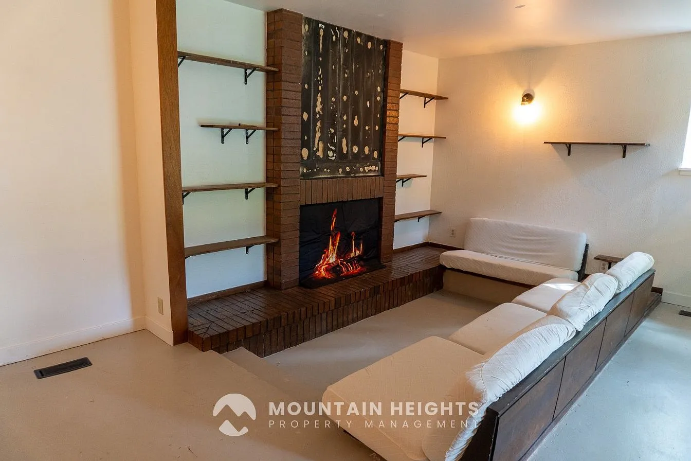 4 bed, 3.0 bath, 2500 sqft, $4,200 — Photo 2
