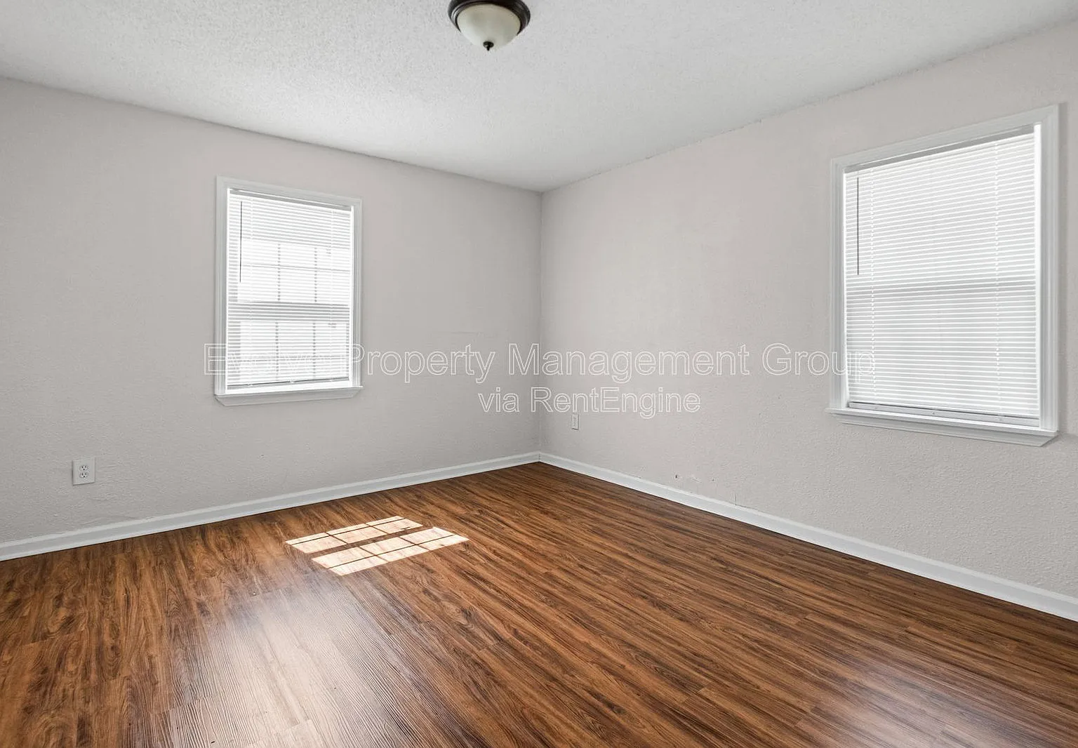 2 bed, 1.0 bath, 900 sqft, $895 — Photo 1