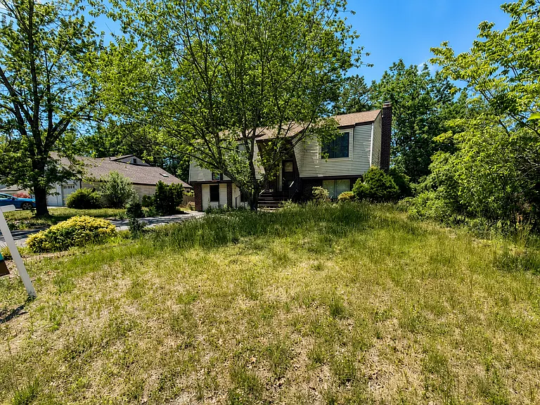 10 Cambridge Dr — Photo 2