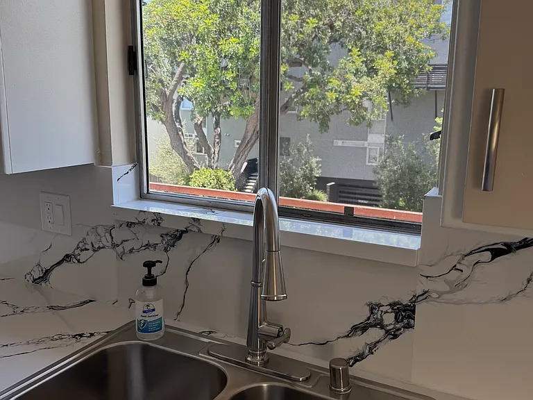1040 N Laurel Ave #5 — Photo 7