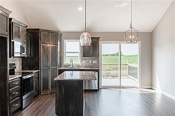 3rd image of 1104 Eagle Crest Dr