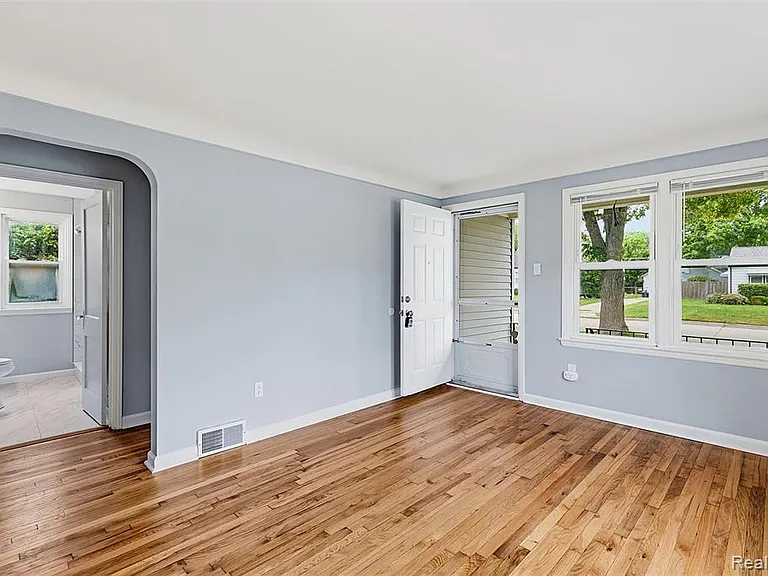 77 Huron Ave — Photo 6