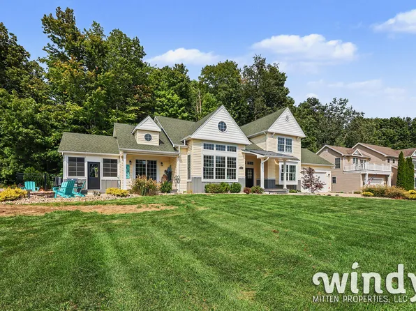 8589 Heron Ct, Watervliet, MI 49098