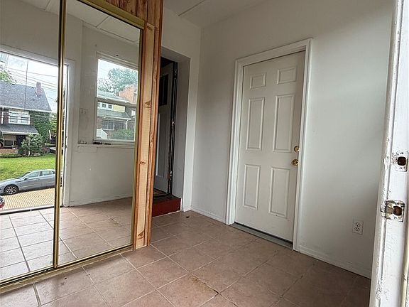 2nd image of 2332 Sherbrook St