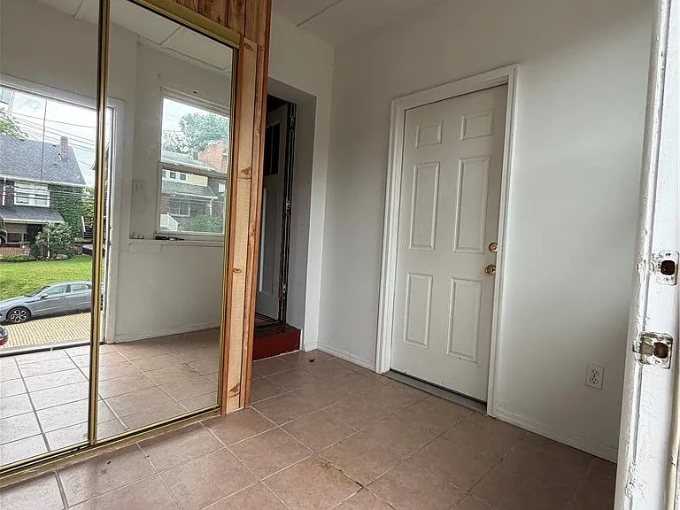 2332 Sherbrook St — Photo 2