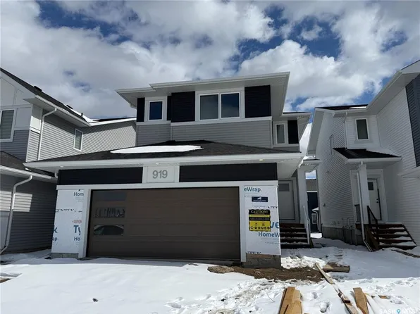 919 Traeger MANOR, Saskatoon, SK S7V 1V8