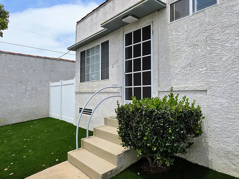 2415 Arizona Ave — Photo 3