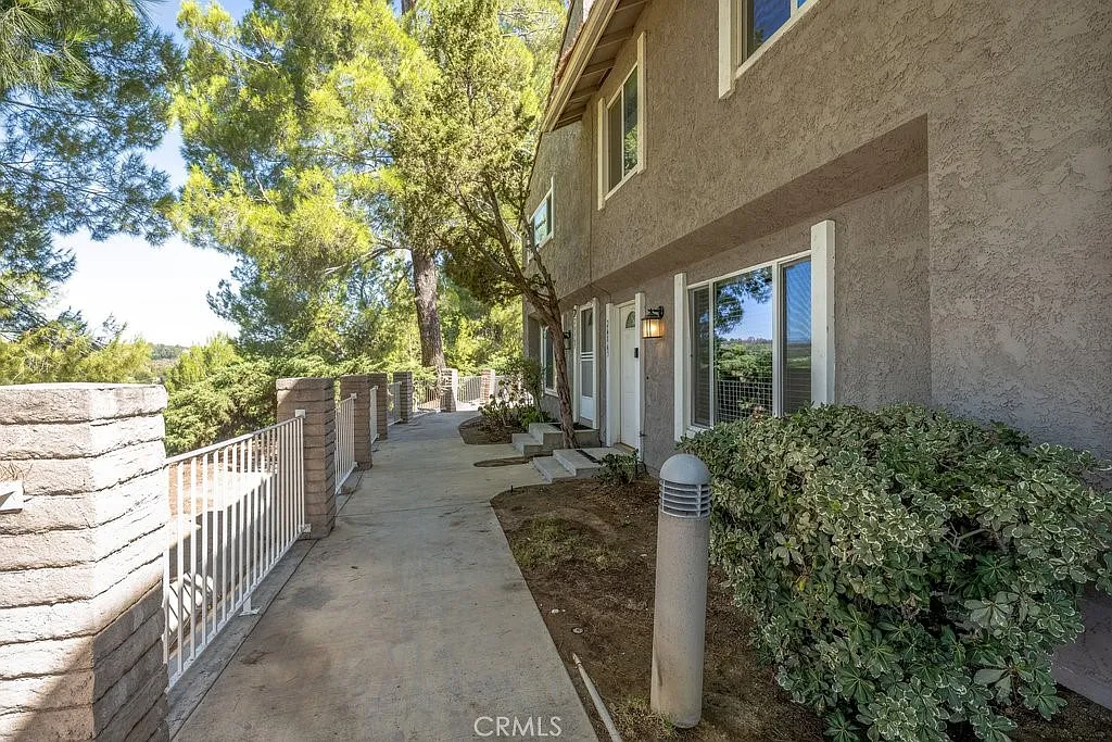 3 bed, 1285 sqft, $3,100 — Photo 2