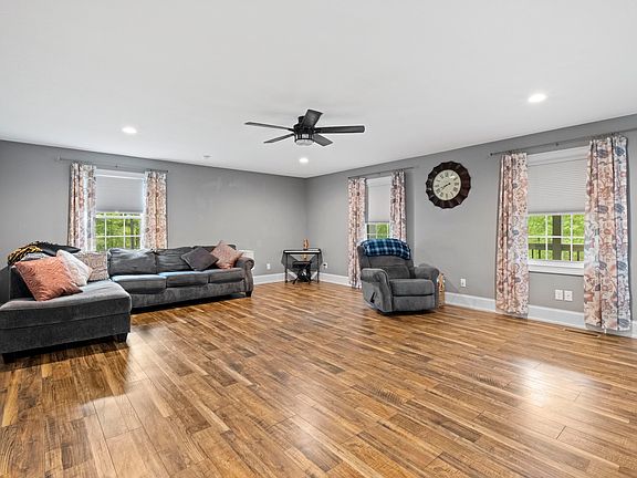 5th image of 272 Alma Dr
