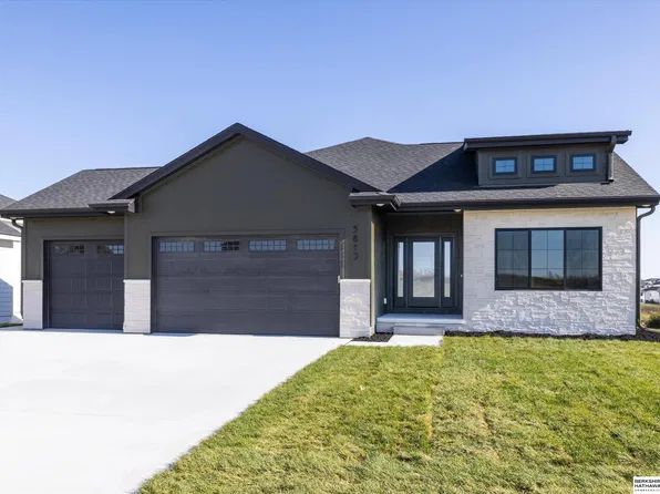 5813 N 214th Avenue Cir, Elkhorn, NE 68022