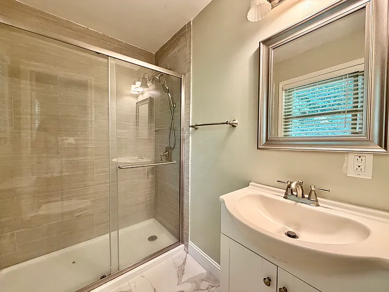 109 James Dr — Photo 31