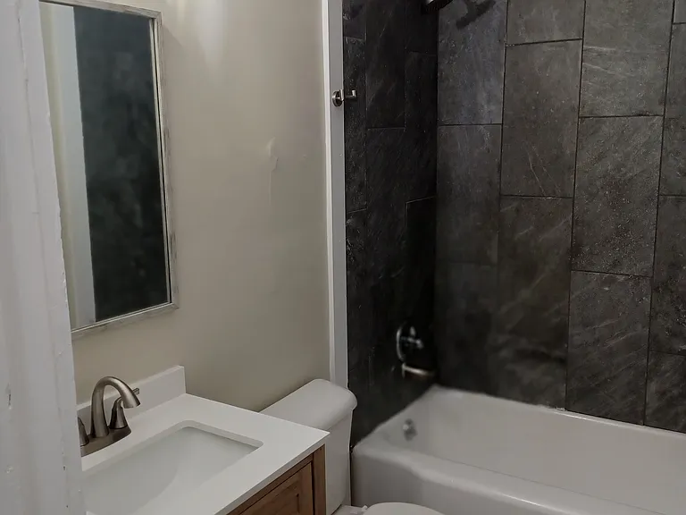 306 Maplewood Ave NE #A — Photo 2