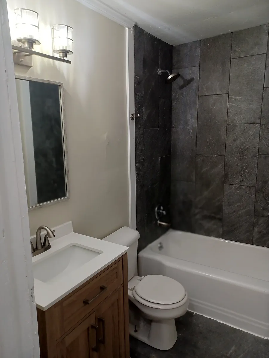 Building Photo - 306 Maplewood Ave NE #A
