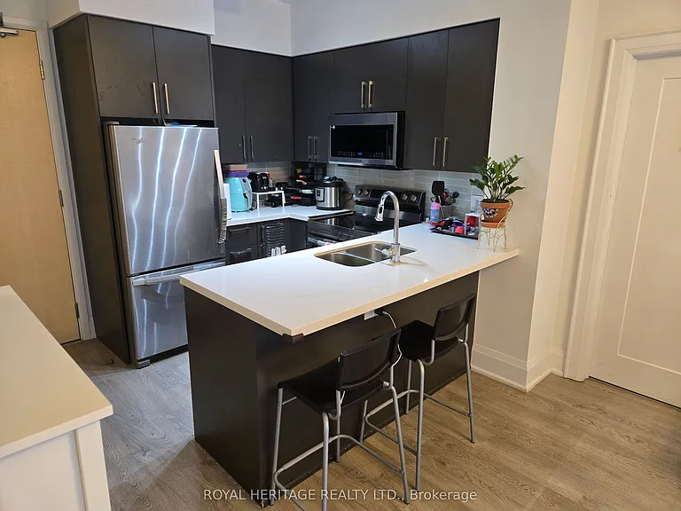 30 Roehampton Ave #403 — Photo 8