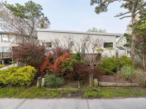 581 Bayberry Walk, Ocean Beach, NY 11770