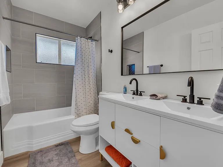 102 W Maryland Ave #E2 — Photo 5