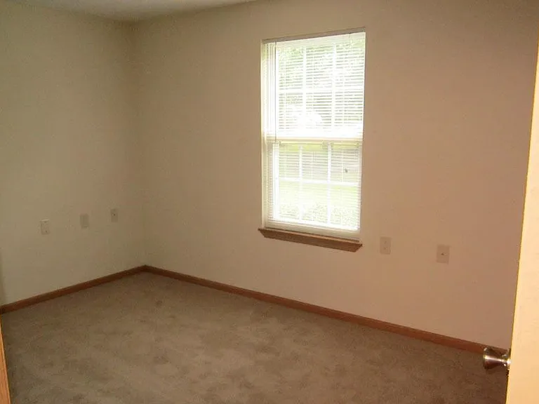 COLONIAL GARDENS APARTMENTS — Photo 8