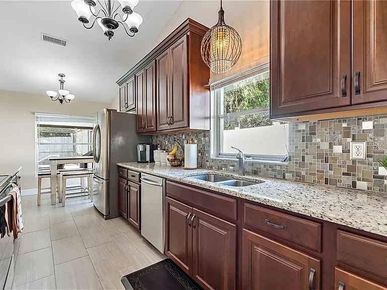 3662 Chatham Dr — Photo 4