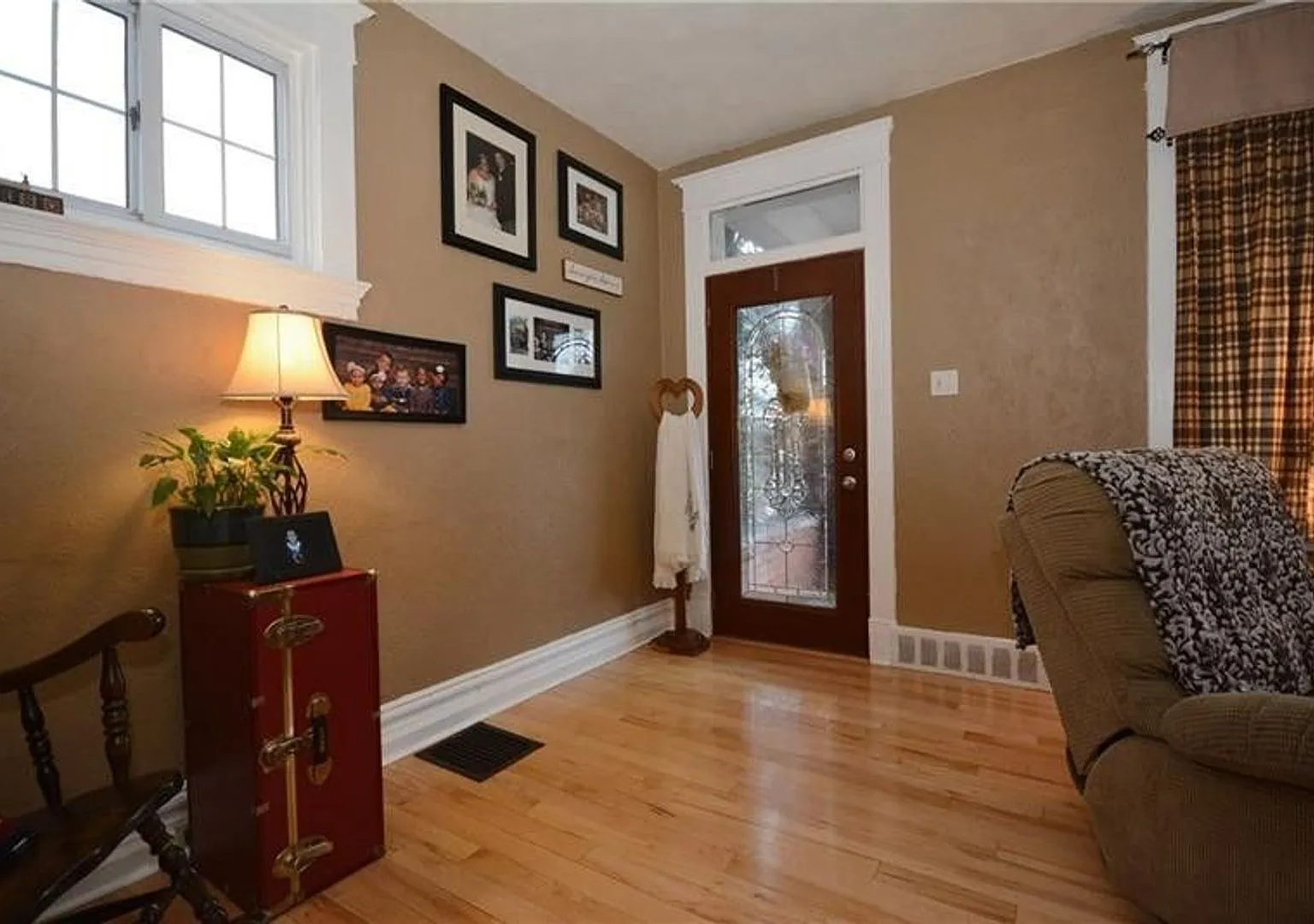 Gorgeous 4 Bedroom Home In The Heart Of Beechview! — Photo 2