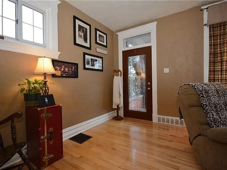 2112 Saranac Ave — Photo 2
