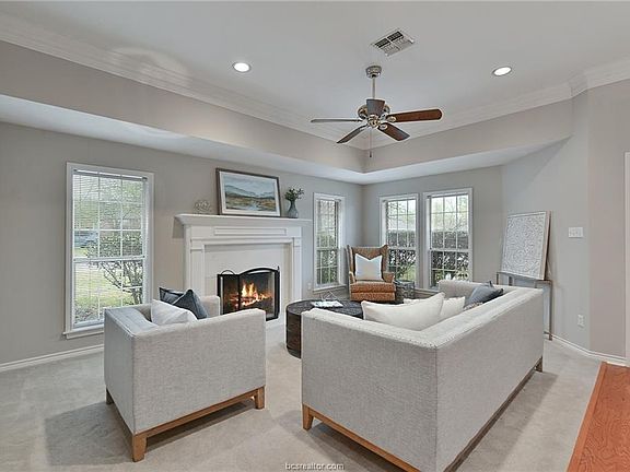 3rd image of 1100 Oakhaven Cir